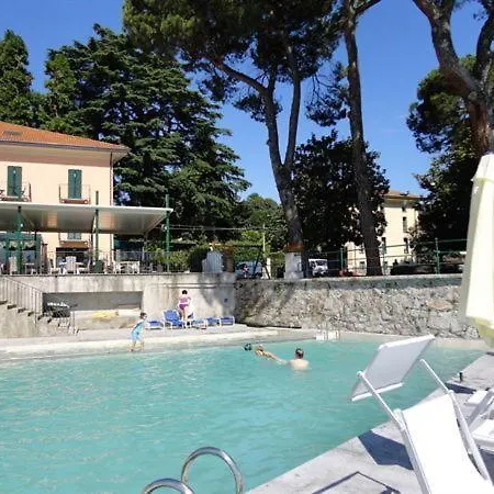 Sleeps 4 Pool T421422 *